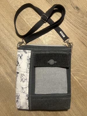 "Flickenwerk II mit Tasche" (grau-schwarz-weiß)  - HUNDEMOTIV